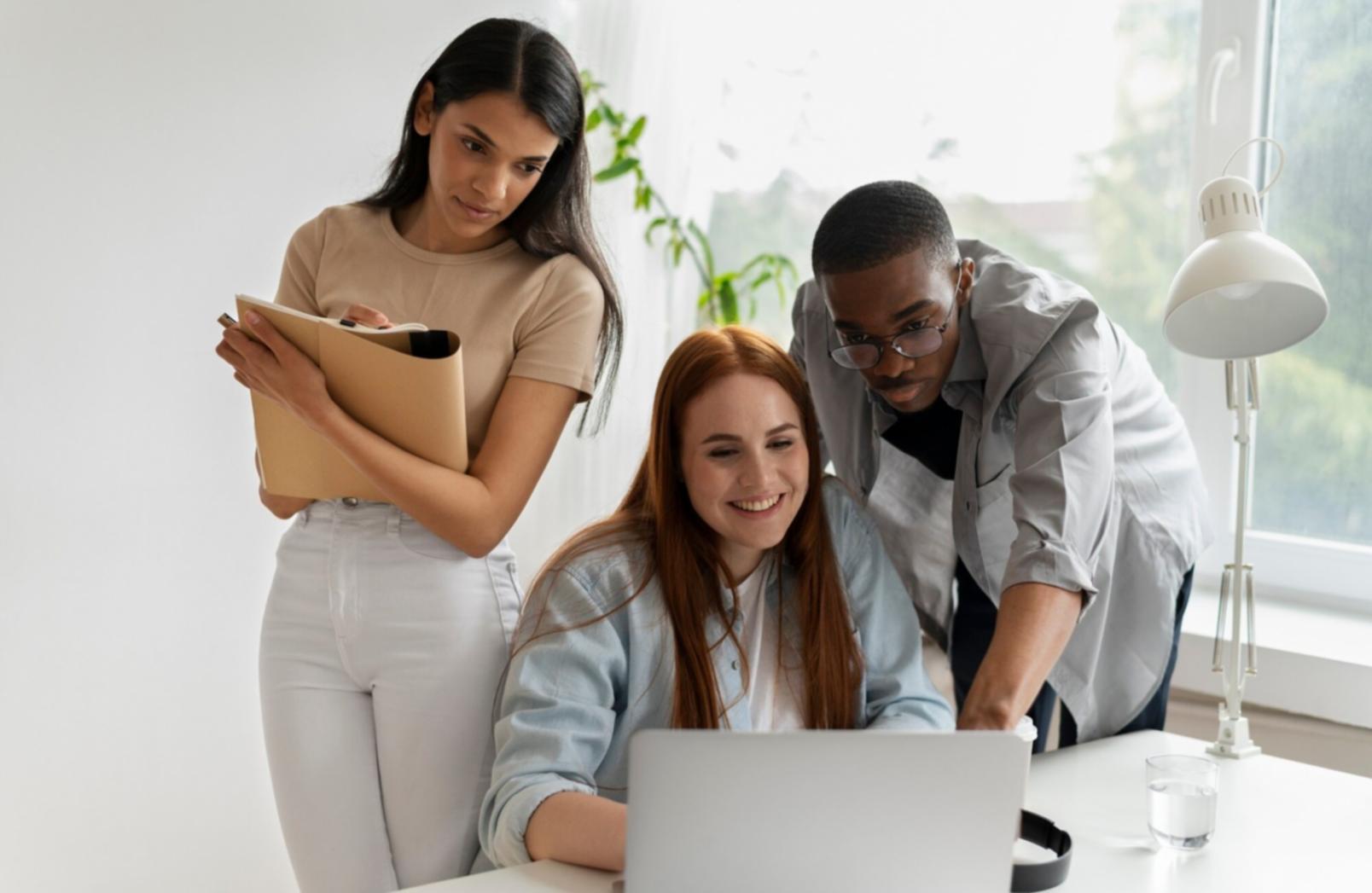 Analyse des tendances de marché et indicateurs financiers sur écrans multiples